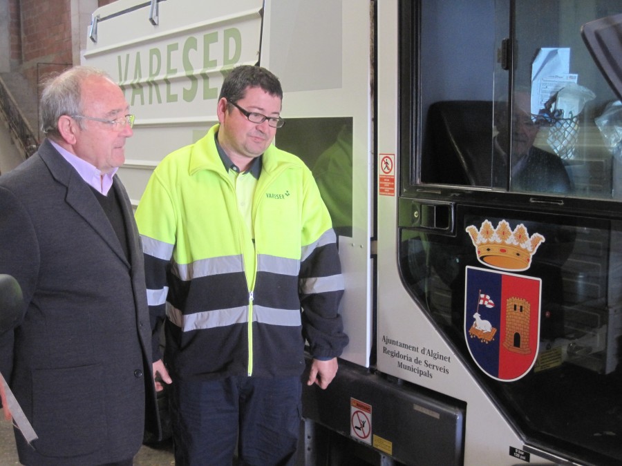 Regidor i Treballador mirant com queden els adhesius (1)