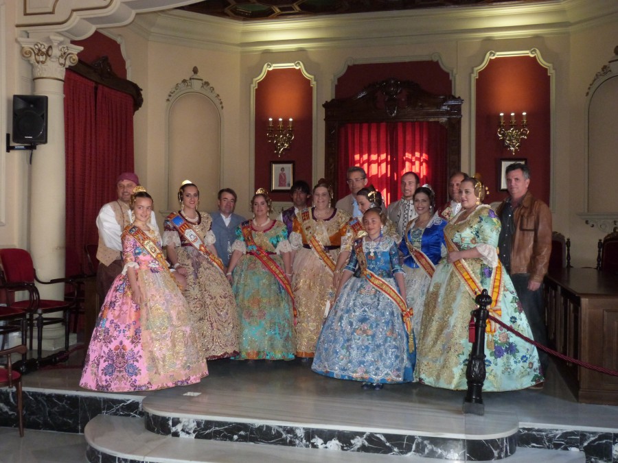 Falleres majors i infantil d’Alginet junt a l’Alcalde i el Regidor de Festes