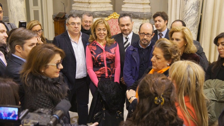 La alcaldesa de Valencia conversa con miembros de Moddos