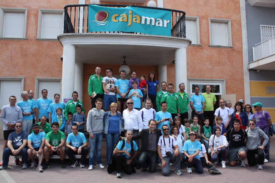 Corredores locales con voluntarios y autoridades.